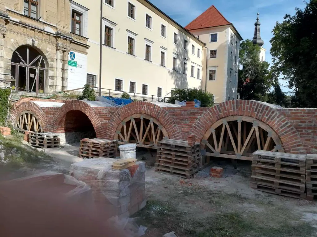 Téglaboltívek zsaluzata építés közben